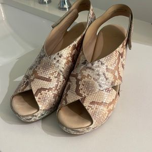 Johnston and murphy snake skin wedges sz 9